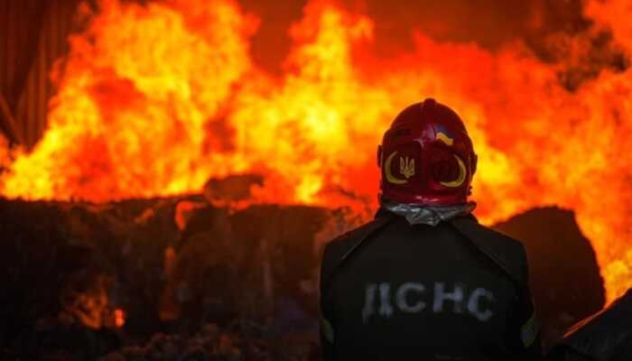 На Житомирщині через падіння уламків дронів виникла пожежа у будинку