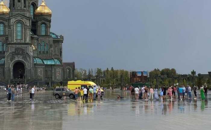 На площі перед храмом ВС РФ у Підмосков’ї блискавка влучила у трьох людей