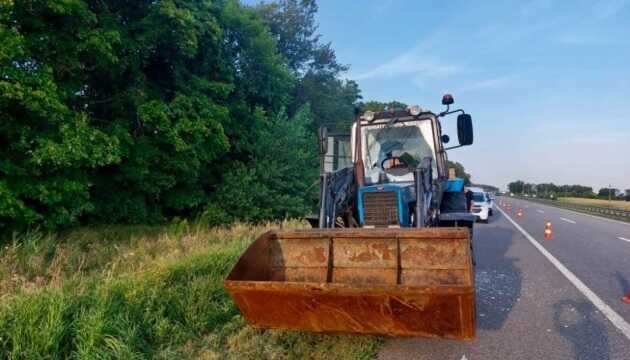 На Київщині трактор підірвався на боєприпасі