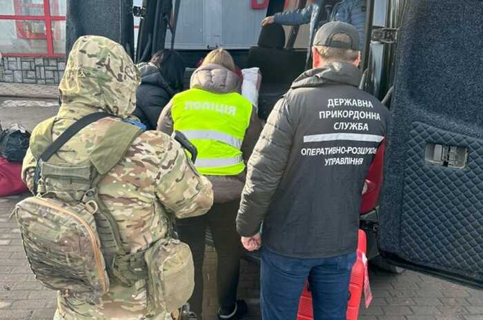 Прикордонники зупинили автобус із жінками, яких везли у сексуальне рабство