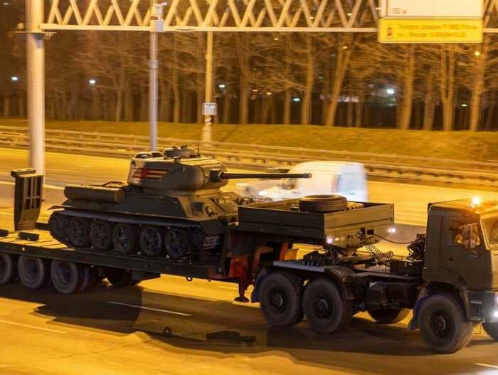 До 9 травня в Москві росіяни планують перевозити "Шахеди" на КамАЗ-6350 та Т-34-85 на лафетах