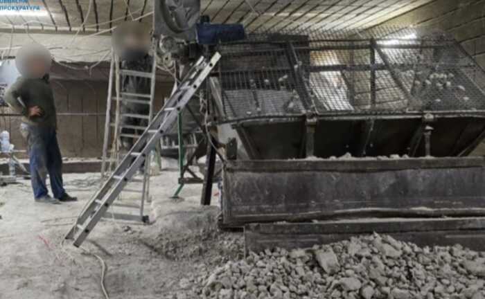На Буковині під виглядом облаштування укриття незаконно добували вапняк