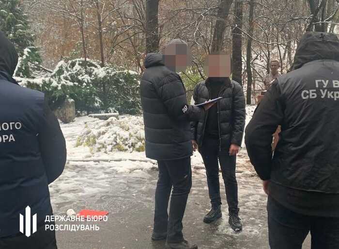 ДБР викрило правоохоронця на спробі «вирішити питання» з виїздом за кордон для іншої особи за 11 000 доларів
