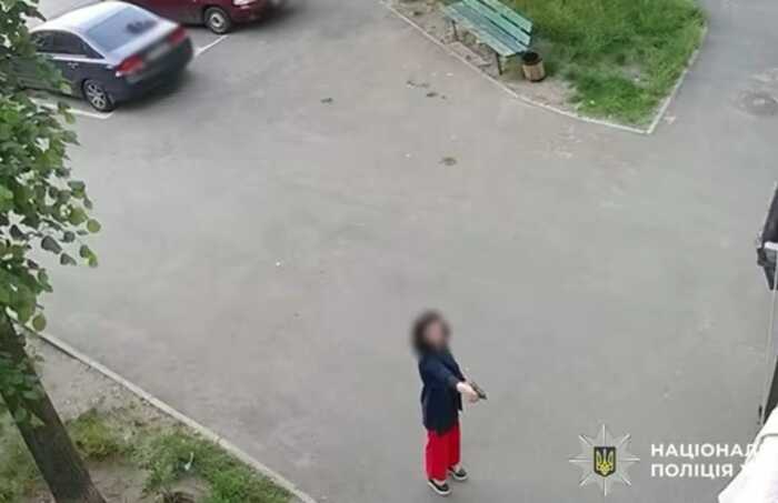 У Києві жінка відкрила вогонь по під’їзду будинку