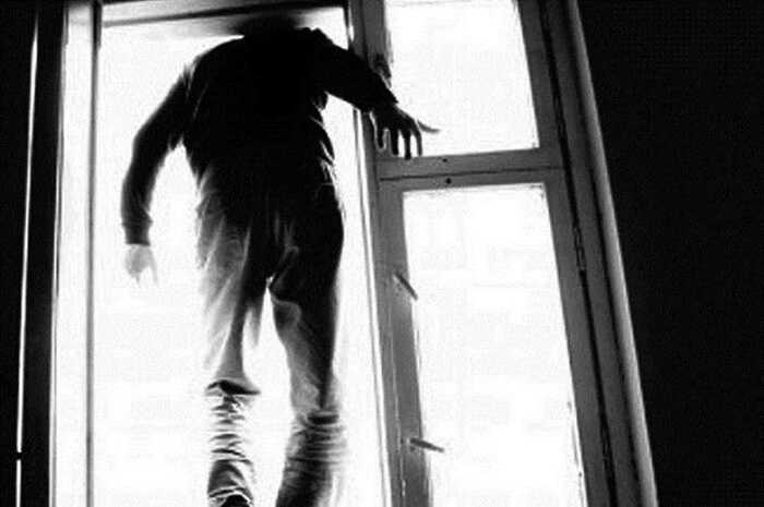 В Ужгороді студент вистрибну з 6-го поверху гуртожитку