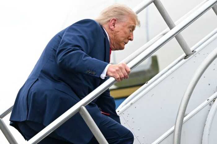 Трамп спіткнувся на трапі літака, а в соцмережах згадали, як він раніше насміхався з Байдена