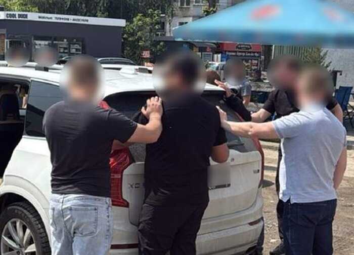 У Львові затримали родича військового під час передачі 4500 доларів заступнику командира частини