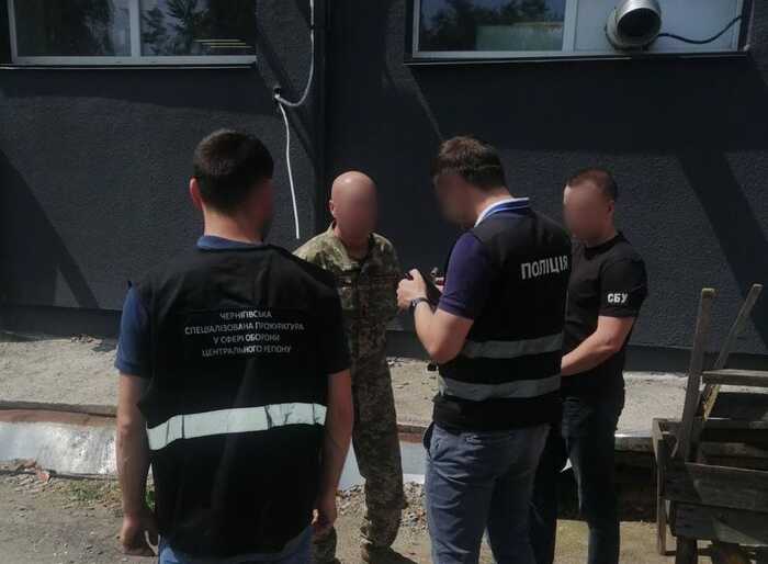 Викрито працівника ТЦК, який за 2000 доларів обіцяв перевести військового до іншого підрозділу замість фронту