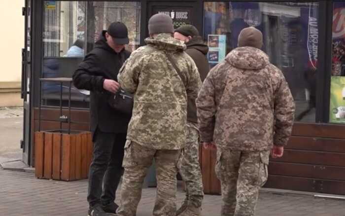 У Луцьку чоловіка силоміць затягли в мікроавтобус працівники ТЦК — ЗМІ