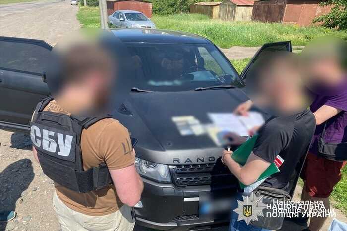 Правоохоронці затримали ділків, які торгували підробленими документами через фейкові додатки "Резерв+" та "Дія"