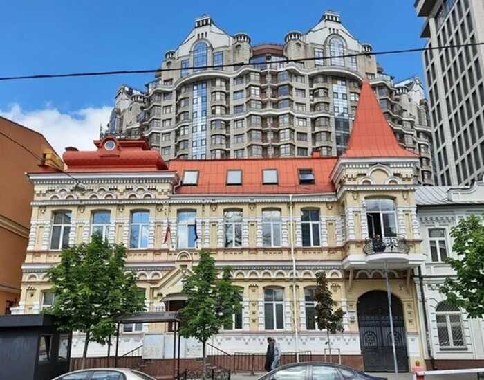 Унаслідок російської атаки на Київ постраждав консульський відділ посольства Польщі