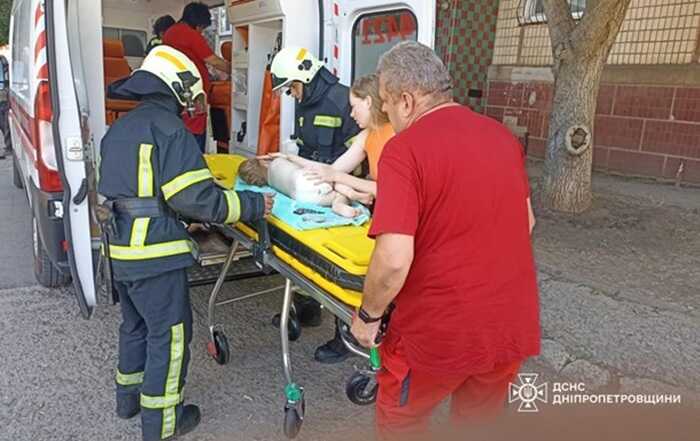 На Дніпропетровщині з вікна четвертого поверху випала дворічна дитина