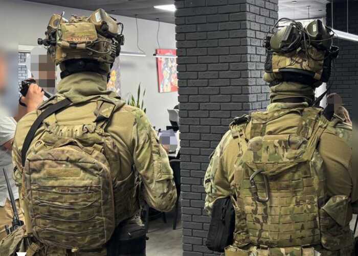 Прикордонники викрили масштабну мережу шахрайських кол-центрів: 1200 комп’ютерів, готівка, фальшиві посвідчення та авто з РЕБ