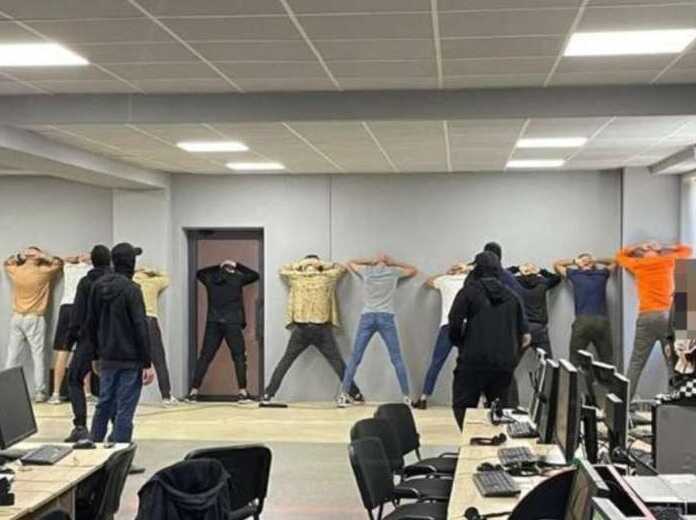 У Дніпрі викрили понад 100 шахрайських кол-центрів, що обдурювали українців — ЗМІ