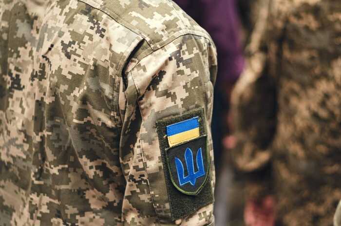 У Києві поліція та ТЦК силою затягнули чоловіка до авто