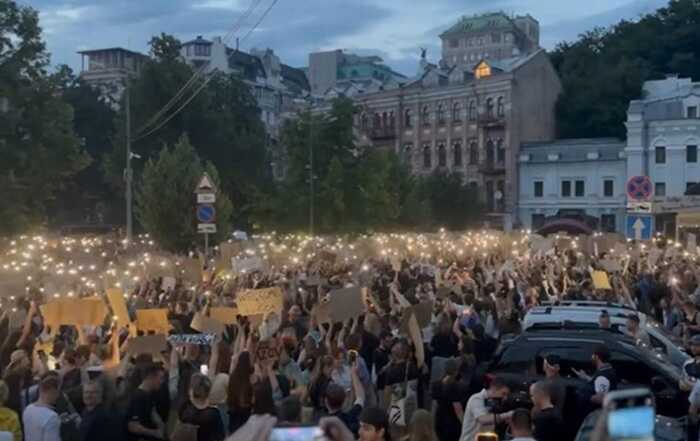 Україну сколихнули акції протесту проти ухваленого сьогодні законопроєкту щодо антикорупційних органів