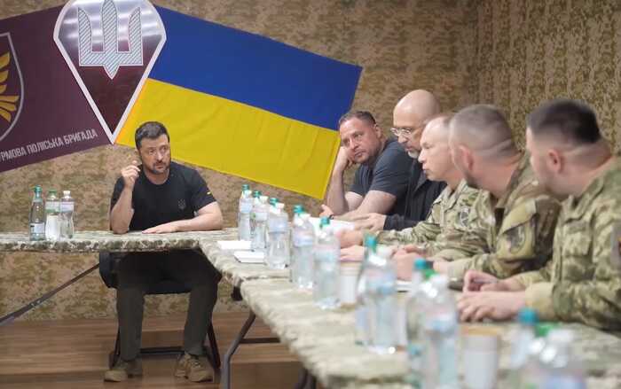 Узгодили план оборони на пів року вперед: Зеленський провів нараду з військовим керівництвом