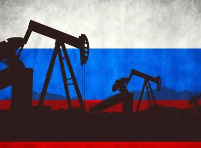 Bloomberg: Експорт російської сирої нафти скоротився через атаки українських дронів та мита президента Трампа