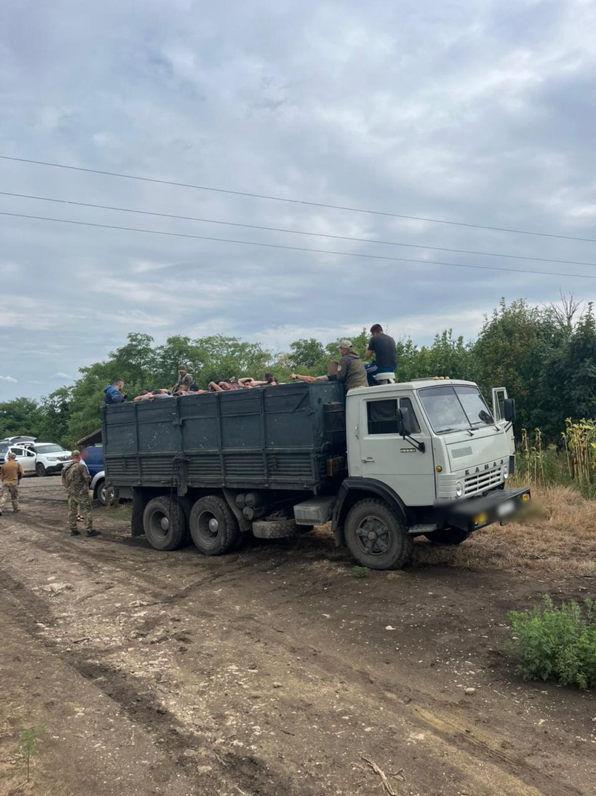 Вантажівка із чоловіками